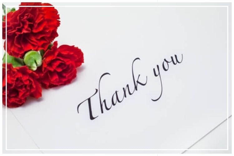 青でhappy birthdayと書かれたメッセージカードと赤いカーネーション3本