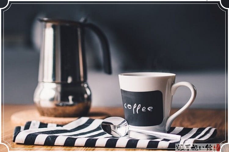 コーヒーポットとコーヒーと書かれたマグカップ