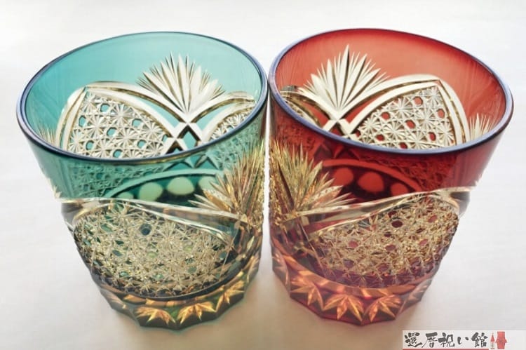 赤と青の2個の江戸切子のグラス