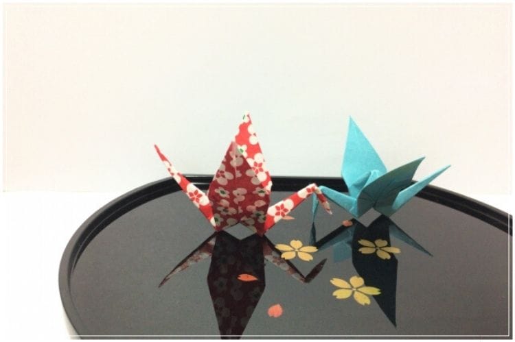 赤と水色の和柄の紙で折られた折り鶴2個