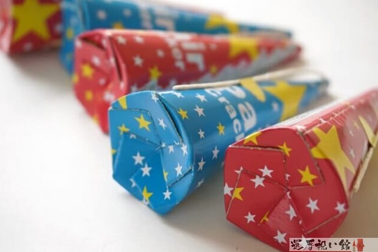 赤と青のクラッカー