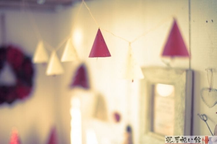 部屋の天井付近に飾られている赤と白のコーン