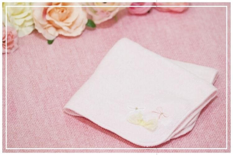 ピンクのハンカチとピンクや白の薔薇