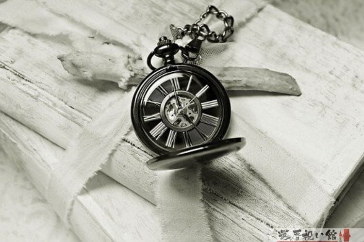 モノクロ写真で撮影した懐中時計