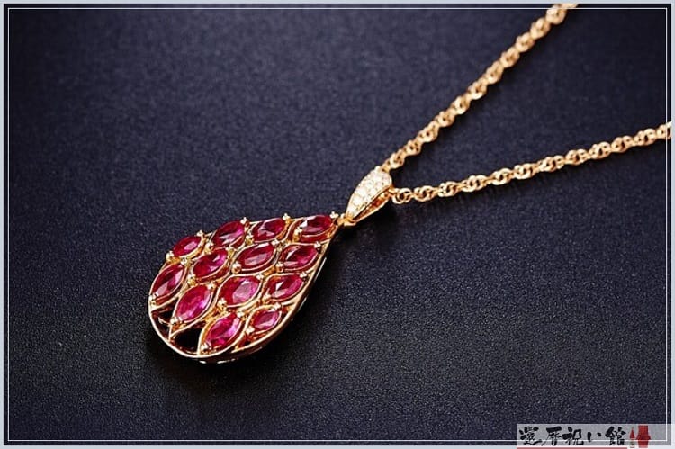 ルビーが入った高級感あるゴールドのネックレス