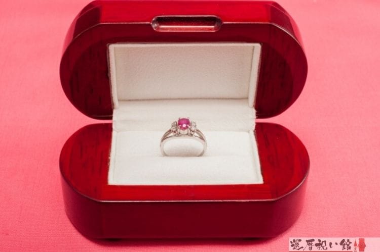 ルビーが埋め込まれた指輪