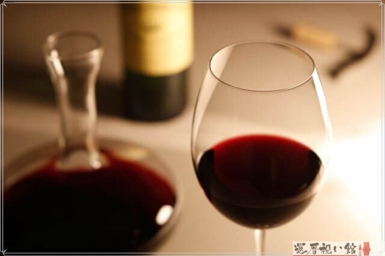 赤ワインが入ったワイングラス