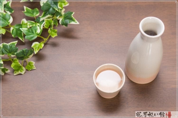 白い徳利とおちょこ