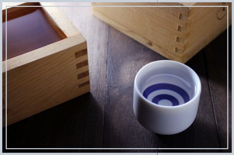 日本酒が入っている枡とおちょこ