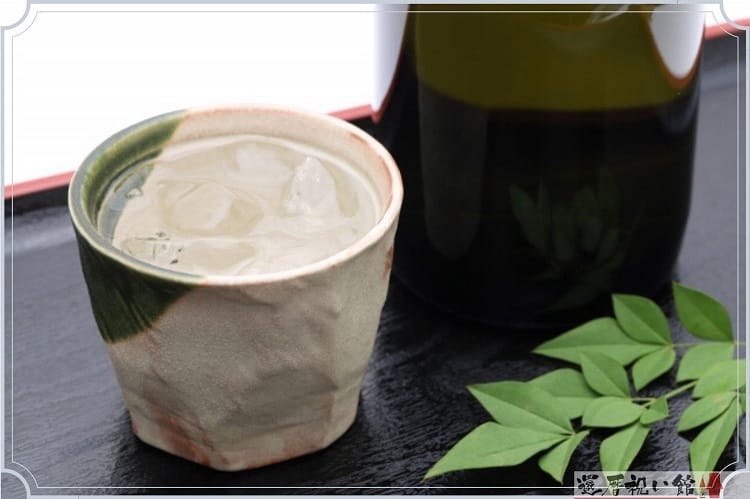 陶器のコップに日本酒が入っている