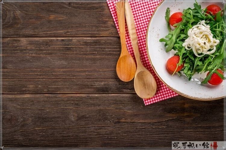 皿に乗ったサラダと二つのスプーン