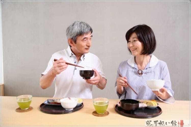 和食のごはんを食べるシニア夫婦