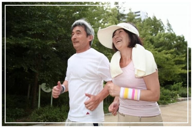 ウォーキングをしているシニア夫婦