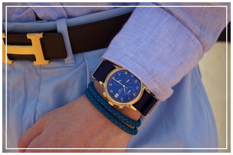 青い文字盤が美しいかっこいい腕時計をつけた男性