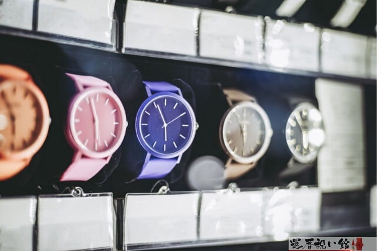 紫やピンク、ブラウンなどカラフルな腕時計がショップに展示されている様子