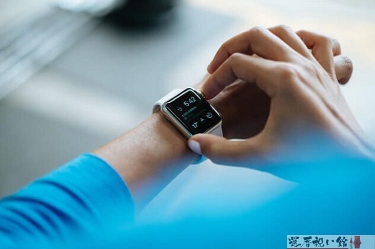 男性の腕につけられたデジタルウォッチ