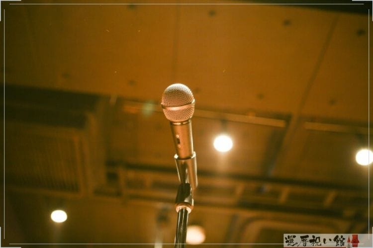 スタンドにとりつけられたマイクが天井のライトから照らされている