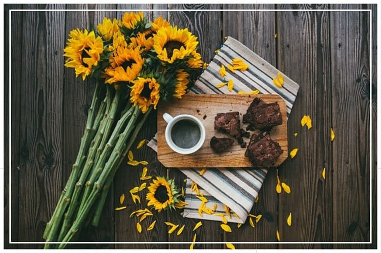 ひまわりの花束とチョコレートケーキとココア