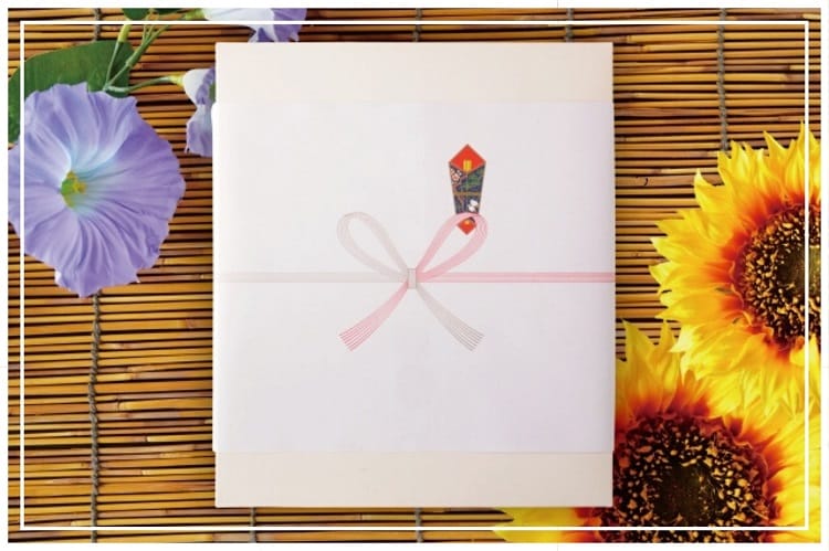 すだれの上にひまわりやあじさいが置かれ、真ん中にのしがついた夏の贈り物が置かれている