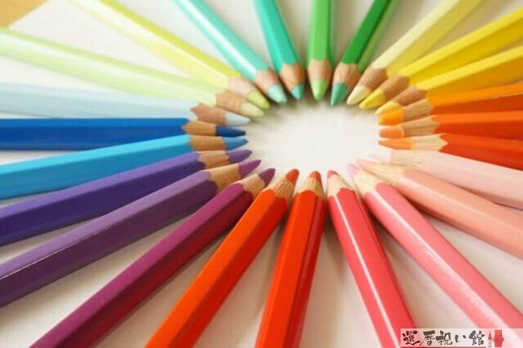 様々な色の色えんぴつが中央を丸くかたどるように丸く並べられている