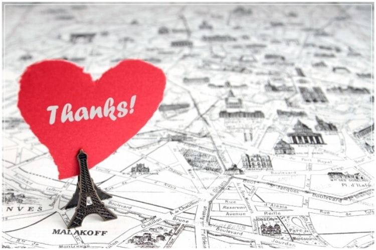 フランスの地図とエッフェル塔のカード立てにthanksと書かれた赤いハートの紙が立ててある