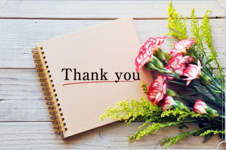 thank youと表紙に書かれたノートと花束