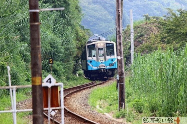 田舎の線路と電車