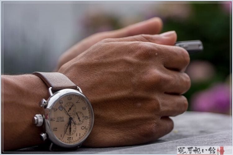 腕時計をつけた男性の右手