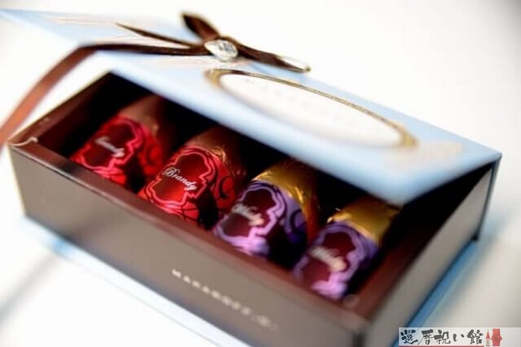 ギフトボックスに入った4つのウイスキーボンボン