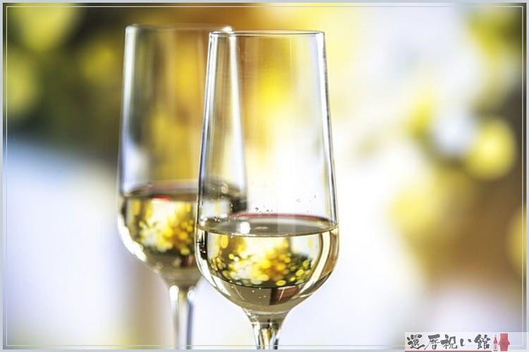 日本のグラスにシャンパンが入っている