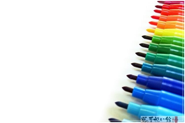 横に一列に並べられた様々な色の水性ペン