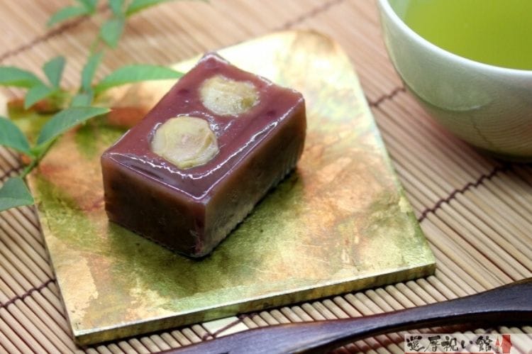 皿の上に置いてある一切れのようかん