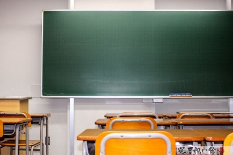 教室の中にある黒板と机