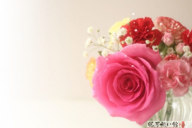 ピンクの薔薇や赤いカーネーションなどが入った花束
