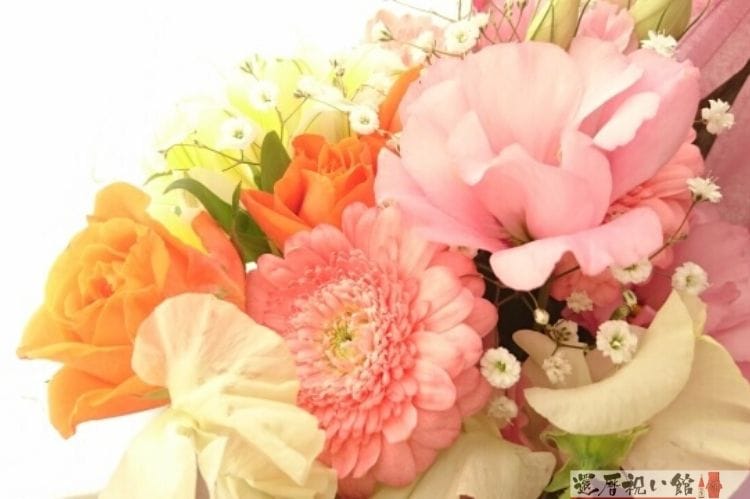 ピンクやオレンジ、白の花束