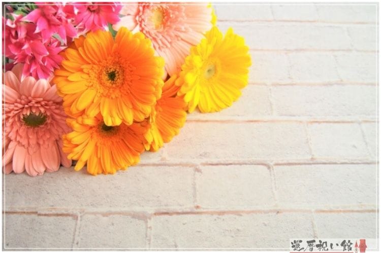 オレンジやピンクのガーベラの花束