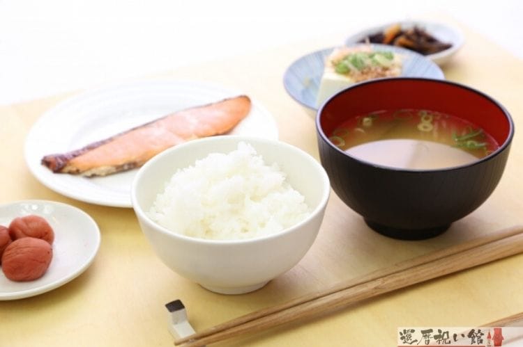 ごはんと味噌汁、鮭、梅など純和風の食事