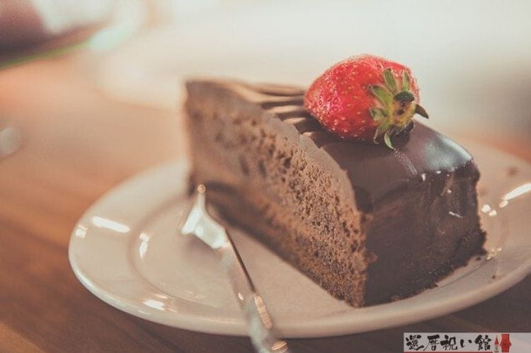 いちごが乗ったチョコレートケーキの1ピース