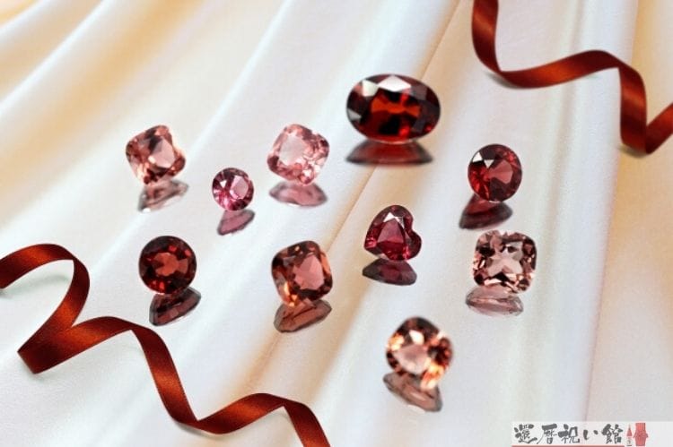 赤いガーネットの宝石がいくつか無造作に置かれている