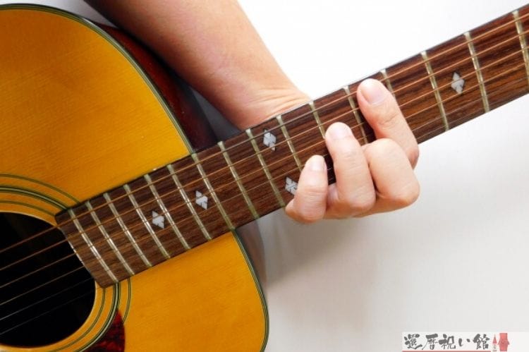 クラシックギターとそのギターを持つ手