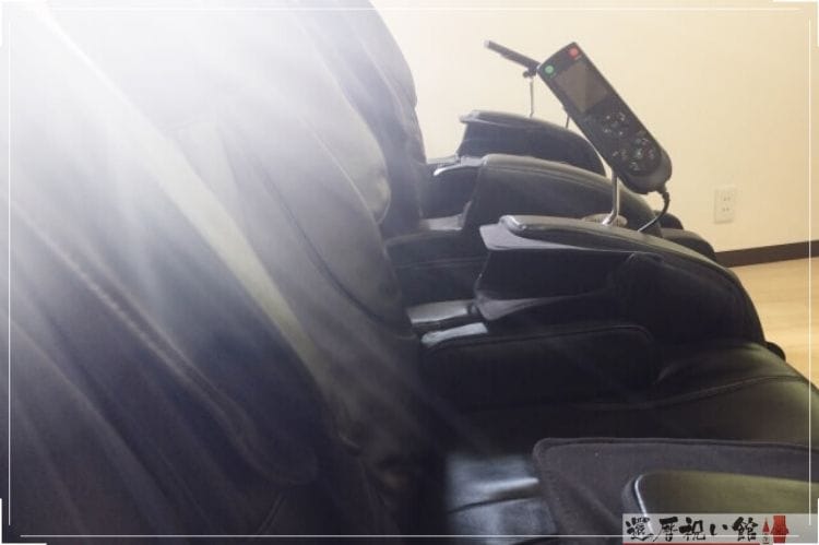 黒い椅子型のマッサージ機が横一列に並んでいる