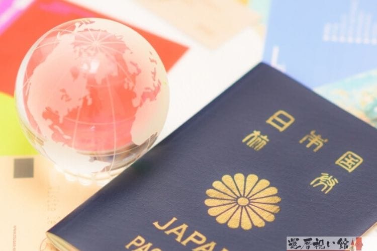 パスポートと半透明の地球儀