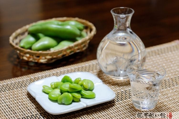 枝豆と日本酒（徳利とおちょこ）