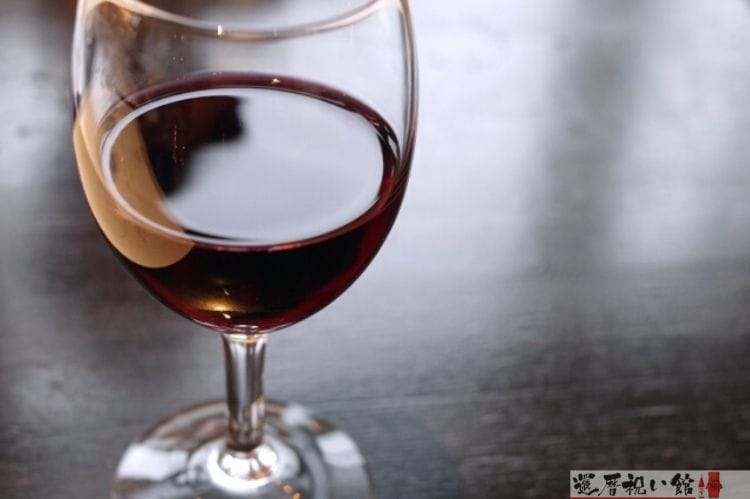 グラスに入った赤ワイン