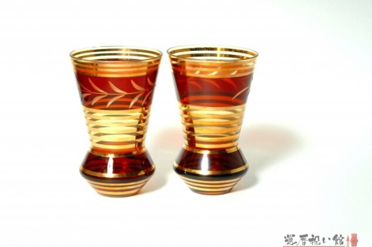 ワインレッドの特殊な形をしたグラス2個