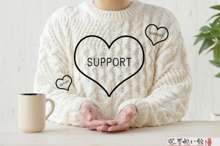 白いセーターを着た女性と白いマグカップ