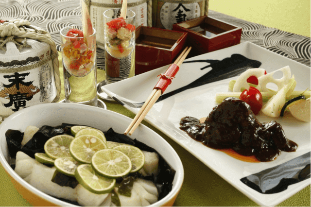 ハレの日の食事会で日本酒と料理