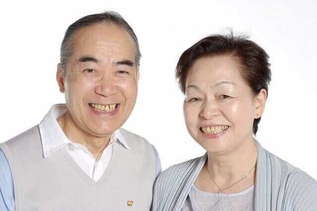 笑顔のシニア夫婦