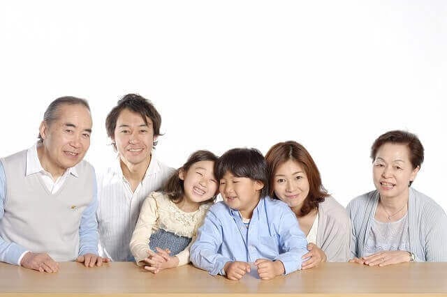 寄り添う二世帯の家族