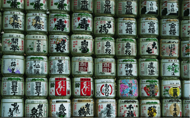 多くの酒銘柄の4斗樽が積まれた風景